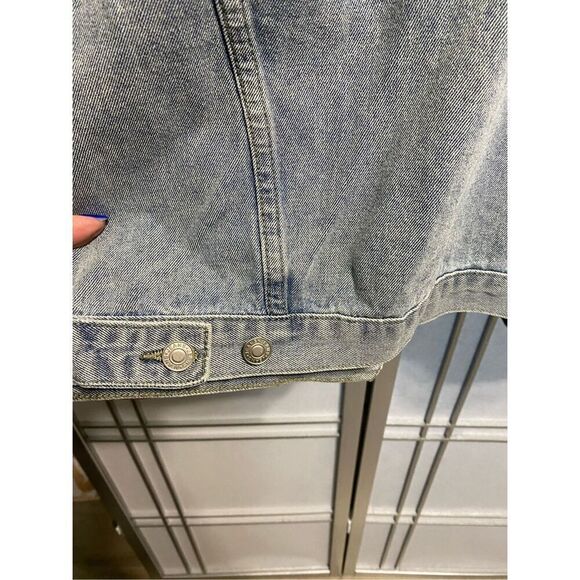 Denim jacket size L-XL with graphic print on the back - Picture 6 of 7